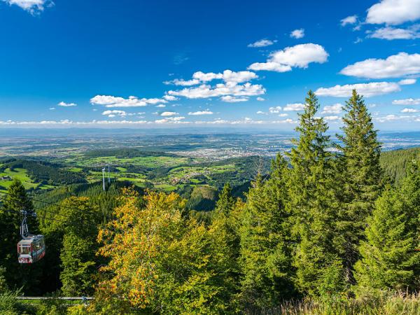 Schauinsland Bergbahn mit Blick auf Freiburg