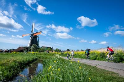 Zaanse Schans Windmhlen mit Radfahrern