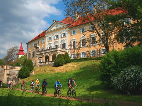 Cyclists in Halbenrain