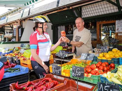 Radfahrer am Bauernmarkt in Vac