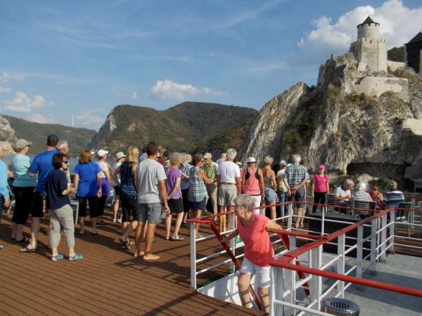 Schifffahrt vorbei an Festung Golubac  / ship passing  fortress of Golubac