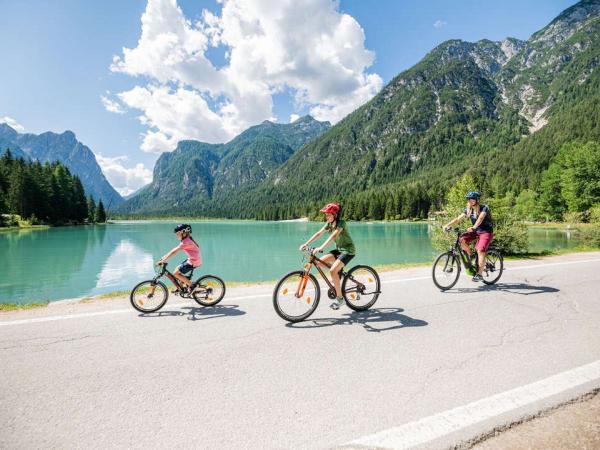 Radfahrer am Toblacher See