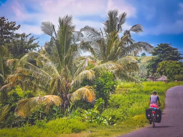 Radfahrer unterwegs auf der Insel Lombok