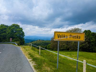 Schild mit Hgelpanorama im Hintergrund