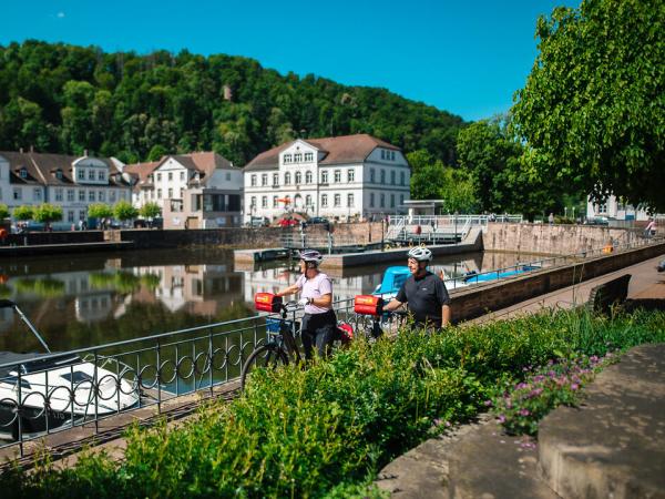 Radfahrer spazieren in Karlshafen