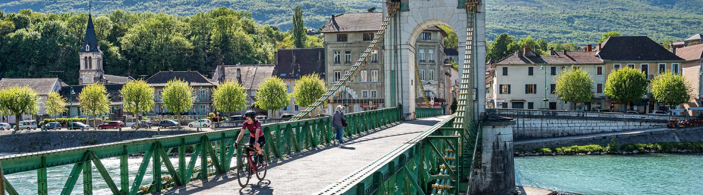 Radfahrer auf Rhone-Br�cke in Seyssel | &copy; T. Garcia