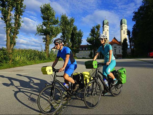 Cyclists in front of the Schweiklberg monastery