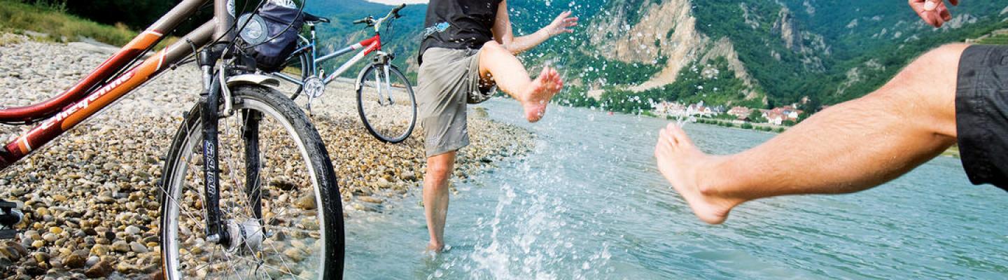 Radfahrer am Donauradweg im Wasser