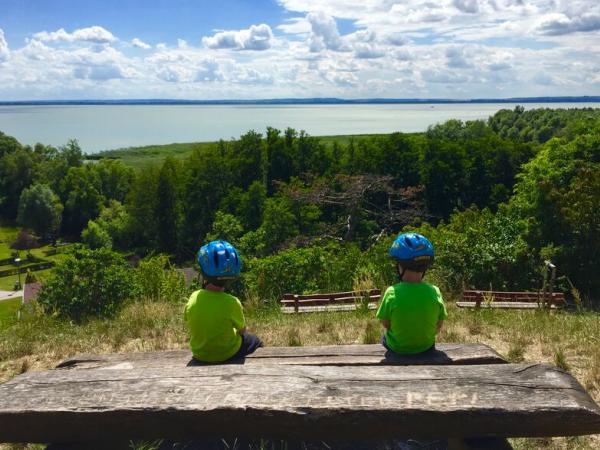 Kinder blicken auf den See