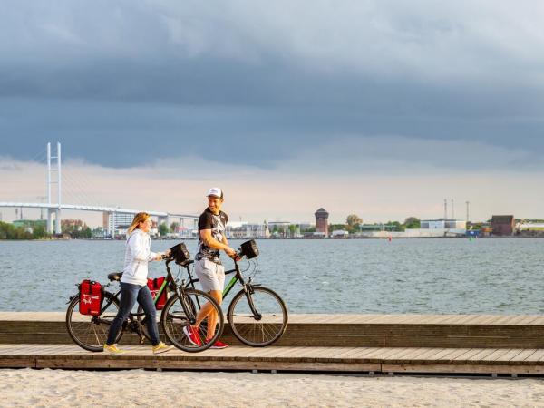 Radfahrer vor der Ruegenbruecke