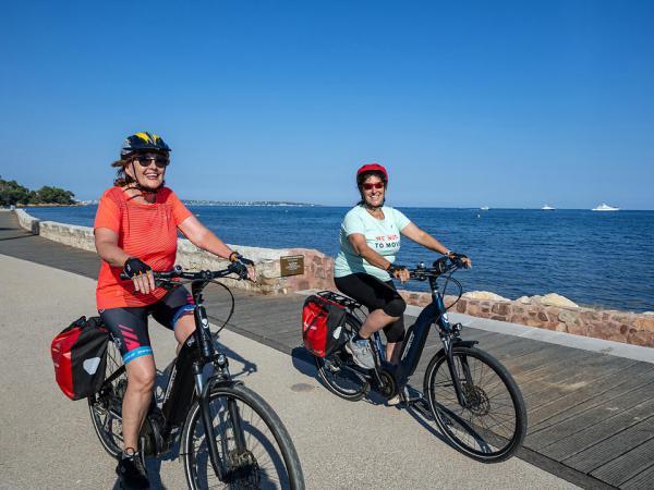 Radfahrerinnen zwischen Cannes und Antibes