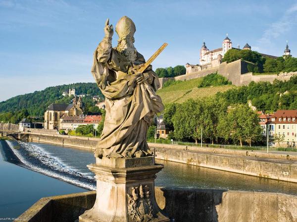 Brueckenheiliger auf alter Mainbrche bei Wrzburg