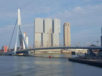 Moderne Hochh�user mit Br�cke im Hafengebiet