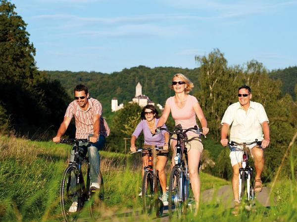 Cyclists on the Altmuehl cycle path