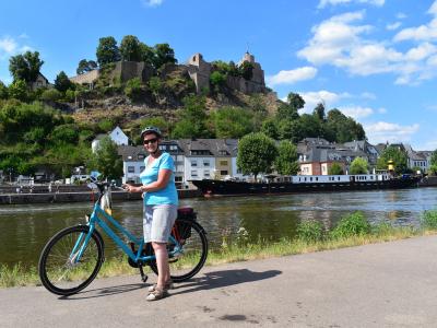 Radfahrerin in Saarburg