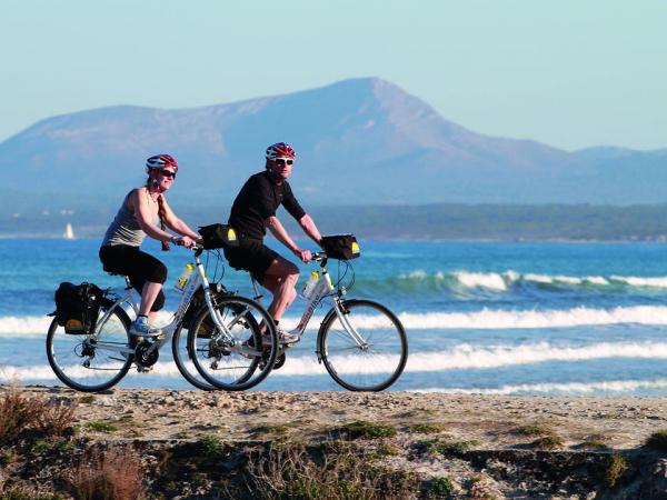 Radfahrer am Strand von Mallorca