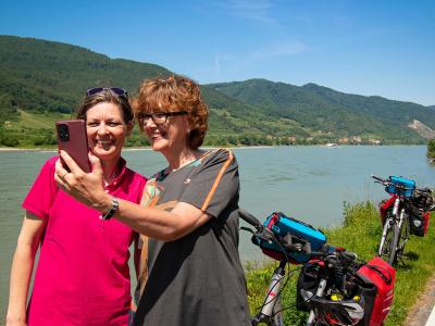 Radler machen Selfie in der Wachau