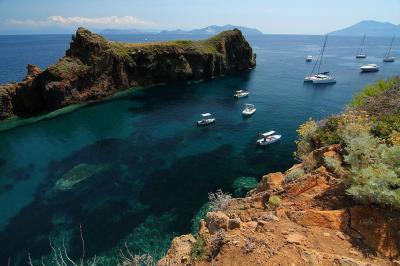 Bucht mit Segelbooten auf Panarea