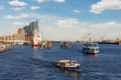 Hamburg Hafen mit Blick auf die Elbphilharmonie