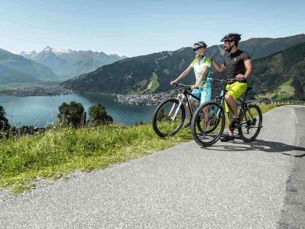 Radfahrer mit Blick auf Zell am See