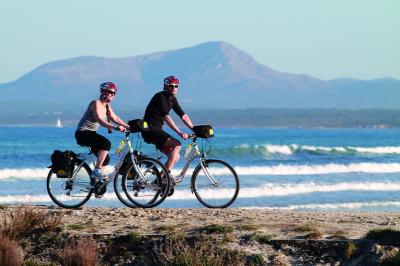 Radfahrer am Strand von Mallorca