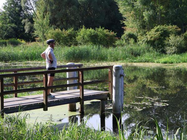 Radfahrer macht Pause am Finowkanal