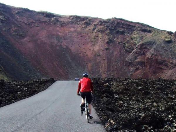 Radfahrer in der Vulkanlandschaft
