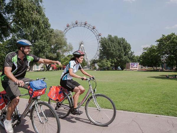 Radler mit dem Wiener Riesenrad im Hintergrund