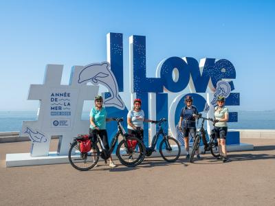 Radlergruppe vor dem I-Love-Nice-Schild