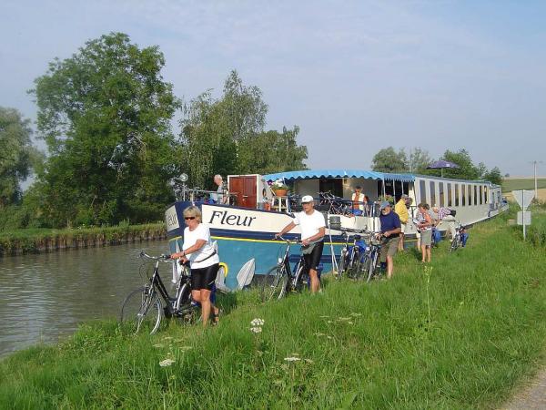 Schiff Fleur mit Radfahrern