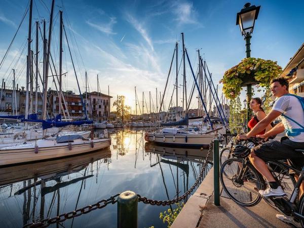 Radfahrer am Kanal in Grado