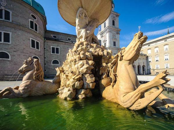 Salzburg Residenzplatz Residenzbrunnen