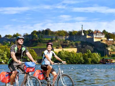 Radler an der Donau in Belgrad