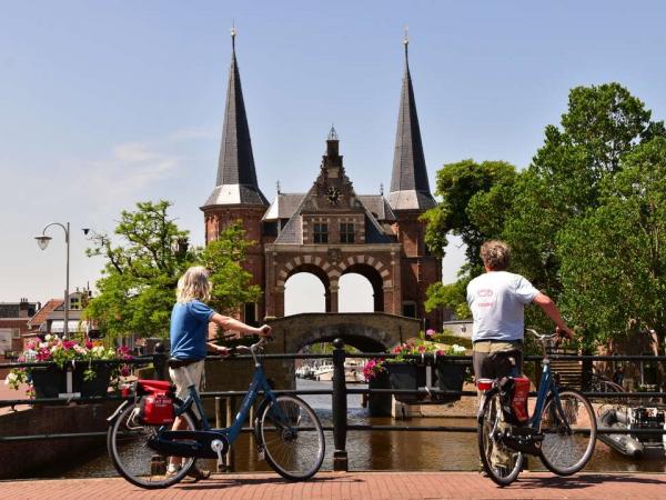 Radfahrer vorm Wassertor in Sneek