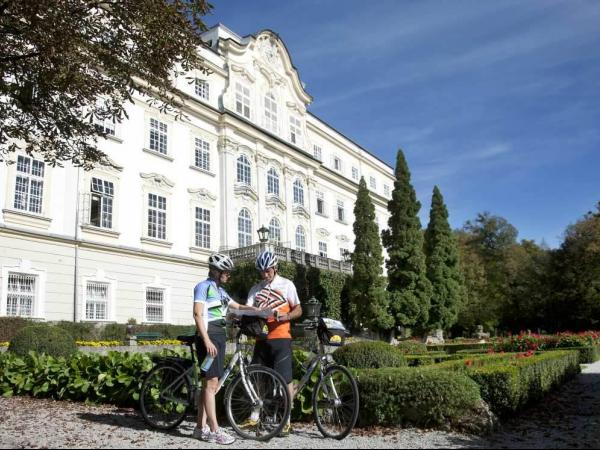 Radler vorm Schloss im Salzkammergut