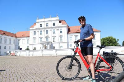 Radfahrer beim Schloss Oranienburg