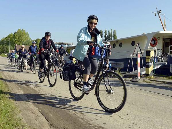 Radfahrer vor Schiff