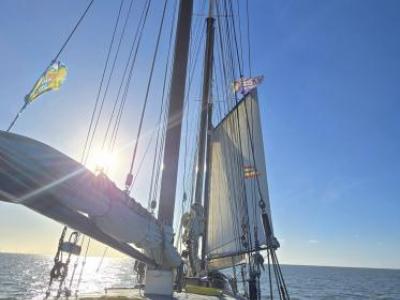 Segelschiff auf blauem Meer mit Sonnenschein