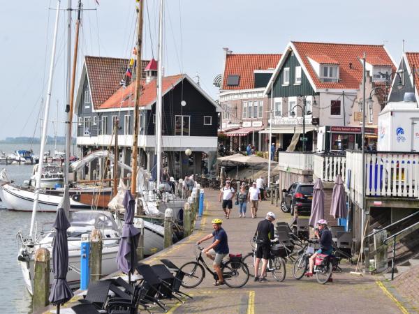 Radfahrer am Hafen von Volendam