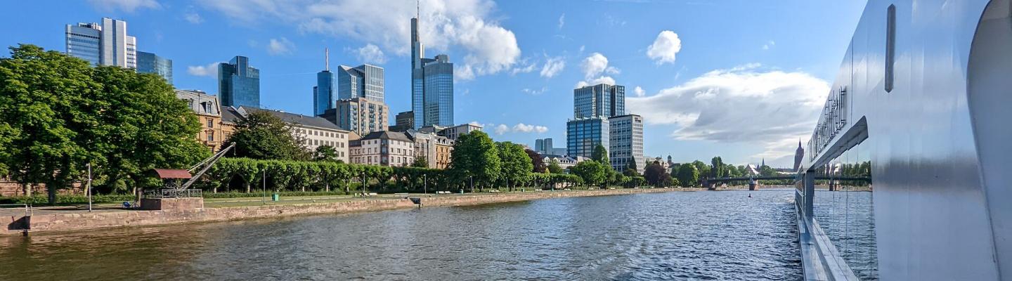 Schiff mit Skyline von Frankfurt am Main | © SE