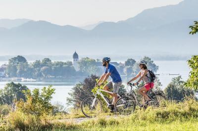 Radfahrer bei Gstadt am Chiemsee mit Blick zur Fraueninsel