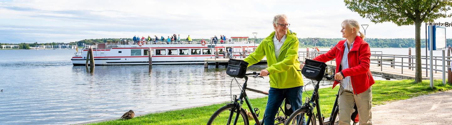 Radfahrer am Ufer der M�ritz | &copy; Reinhard Witt