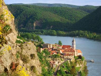 Dürnstein im Frühling mit Blick über die Donau