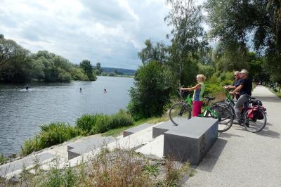 Radlergruppe am Flussufer der Ruhr