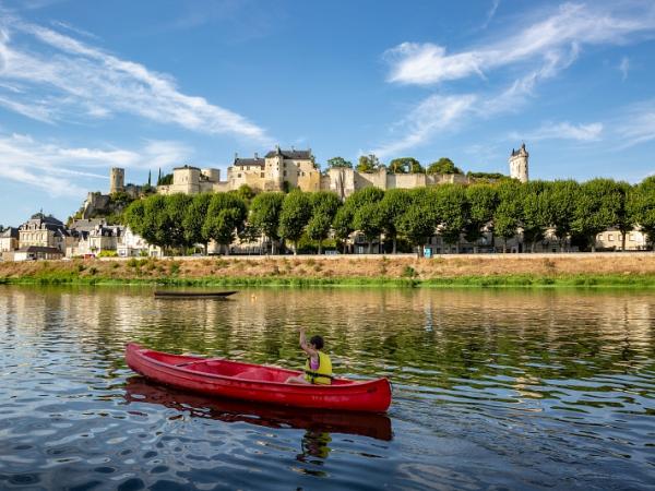 Kanu auf dem Flu Vienne mit Burg von Chinon im Hintergrund