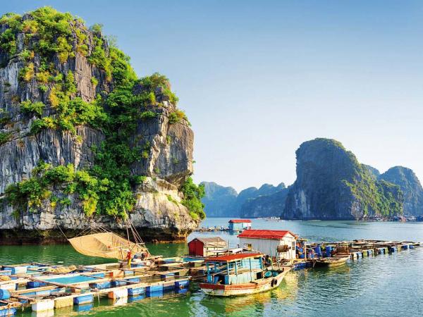 Radreise zum schwimmenden Fischerdorf in der Halong Bucht in Vietnam