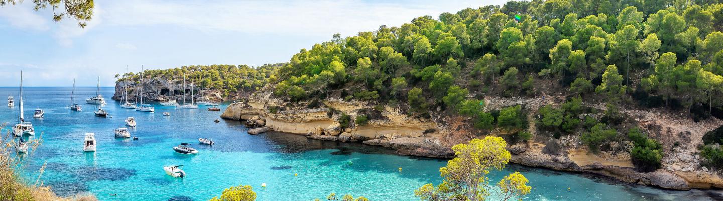 K�ste von Mallorca mit Booten | &copy; adobe.stock/frank peters