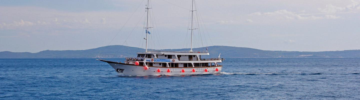 Schiff Amore am Meer