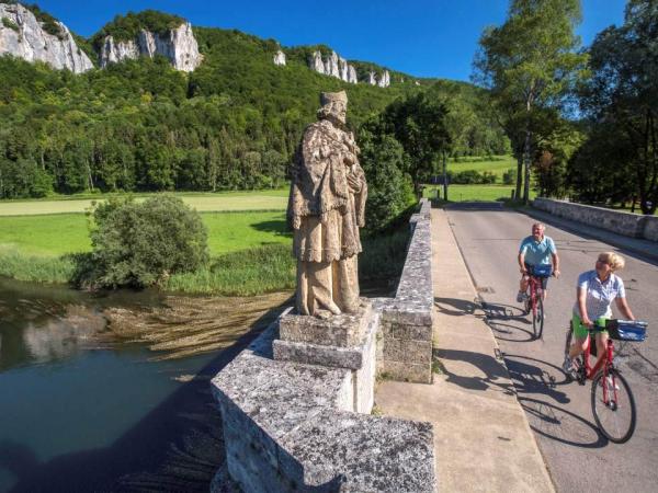 Radfahrer am Nepomuk-Denkmal