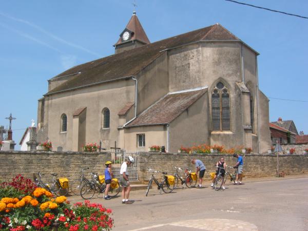 Radfahrer vor einer Kirche